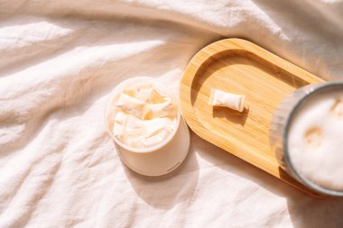 Bir kavanoz tütün, kahvaltıda kahvenin ve çiçeklerin yanında snus..