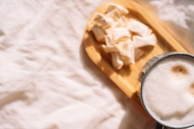 Kahvaltıda kahveyle birlikte beyaz tampon yığını.