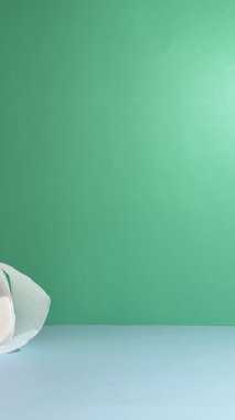 Tuvalet kağıdı arka planda birbiri ardına düşüyor, dikey video. Yüksek kalite 4k görüntü