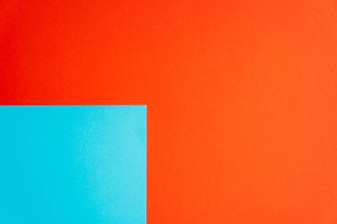 Mavi ve neon sarısı kağıt köşegen bir düzende, canlı bir arkaplan tasarımı. Yüksek kalite fotoğraf
