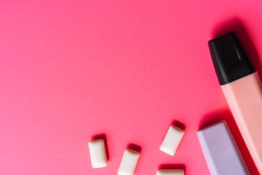 Çiklet, pembe fosforlu kalem ve pembe arkaplanda mor bir silgi. Gen Z estetiğiyle dümdüz yatıyordu. Yüksek kalite fotoğraf
