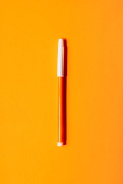 Parlak turuncu keçeli kalem, parlak turuncu arka plan odaklı, okula dönüş için çok az popüler sanat konsepti var. Yüksek kalite fotoğraf