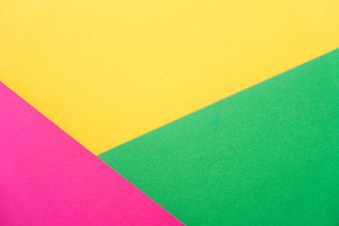 Pembe, sarı ve yeşil kağıdın üçgen bileşimi. Yüksek kalite fotoğraf