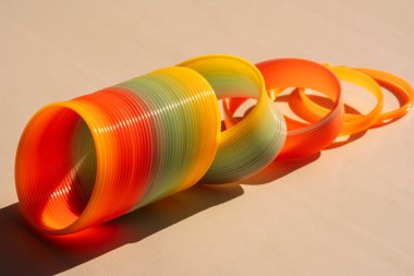 Yüzeyde çapraz dizilmiş gökkuşağı yaylı oyuncak ve yüzükler. Yüksek kalite fotoğraf