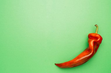 Yeşil arka planda kırmızı biber, minimum gıda konsepti. Yüksek kalite fotoğraf