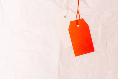 Beyaz buruşmuş kağıt arkaplan indirimi konseptine boş fiyat etiketleri. Yüksek kalite fotoğraf
