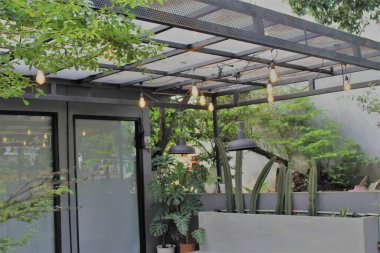 Modern dekorasyonlu kafe ön bahçesi.
