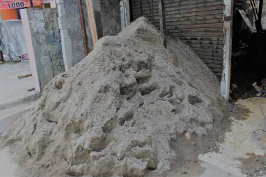 Yol kenarında kum yığını