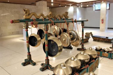 jakarta, Endonezya-23 Nisan 2023: Gamelan müzik aletleri geleneksel Endonezya müzik aletleri