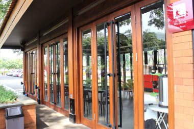 Kafe dış dekorasyonu ve modern bir tasarım.