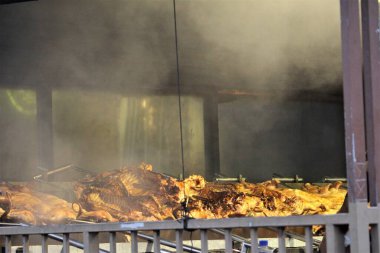 Restoranda kızarmış domuz eti.