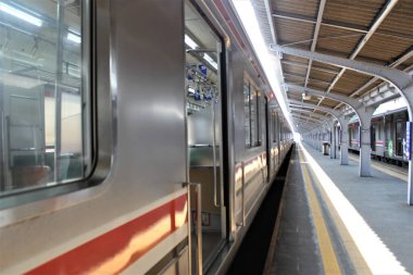 Jakarta, Endonezya - 18 Haziran 2023: Güneşli bir günde Endonezya treni