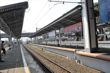 Jakarta, Endonezya-18 Haziran 2023: tren istasyonu ve tren istasyonunda bekleyen insanlar