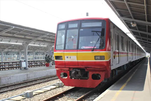 Jakarta Indonésie Juin 2023 Train Indonésien Par Une Journée Ensoleillée — Photo