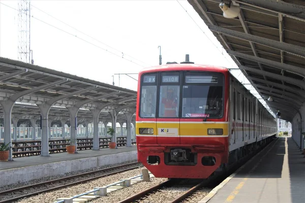 ジャカルタ インドネシア 2023年6月18日 晴れた日のインドネシア列車 — ストック写真