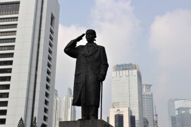 Jakarta, Endonezya-18 Haziran 2023: Sudirman Caddesi 'ndeki Jendral Sudirman heykeli