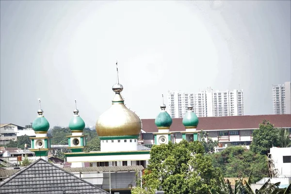 ジャカルタ インドネシア 2023年6月18日 澄んだ空に対して美しいパターンを持つモスクのドーム — ストック写真