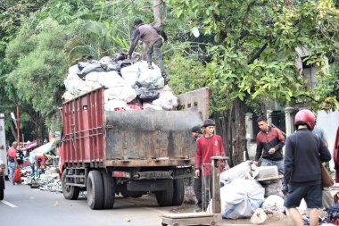 Jakarta, Endonezya-18 Haziran 2023: kullanılmış malları kamyonun içinden ayıran insanlar
