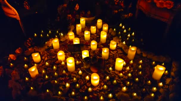 Elhagyott Hátborzongató Kastély Tucatnyi Gyertyával Dia Los Muertos Éjszakáján — Stock videók