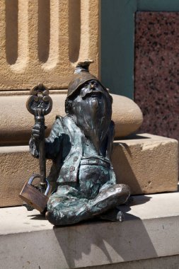 Wroclaw, Polonya - Haziran 05 2019: Wroclaw 'ın yüzlerce cücesinden biri. Bunlar büyük bir turizm merkezi olarak kabul edilen küçük heykelcikler..