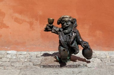 Wroclaw, Polonya - Haziran 05 2019: Wroclaw 'ın yüzlerce cücesinden biri. Bunlar büyük bir turizm merkezi olarak kabul edilen küçük heykelcikler..