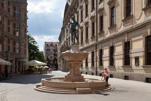 波兰弗罗茨拉夫 Wroclaw Poland 2019年6月5日 剑客之泉 Swordsman Fountain 是位于弗罗茨拉夫大学前广场上的一座喷泉 是其象征之一 它由Hugo — 图库照片