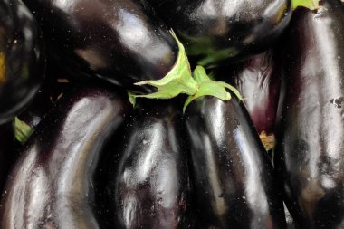 Pazar tezgahındaki küçük patlıcanlara yakın çekim..