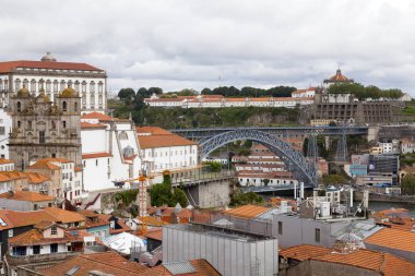 Porto, Portekiz - Haziran 03 2018: Porto ve Vila Nova de Gaia şehirlerinin panoramik manzarası, Saint Lawrence Kilisesi, Episcopal Sarayı, Serra do Pilar Manastırı ve I. Dom Luis Köprüsü gibi yerel simgeler de dahil olmak üzere.