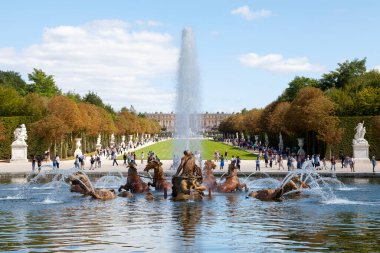 Versailles, Fransa - 20 Ağustos 2017: Apollo Çeşmesi, Yunan tanrısının 1671 yılında tamamlanan bir at arabasıyla sudan yükselişini gösteren yaldızlı bir heykeldir. Versailles bahçesinde Bassin d 'Apollo' nun ortasında yer almaktadır..