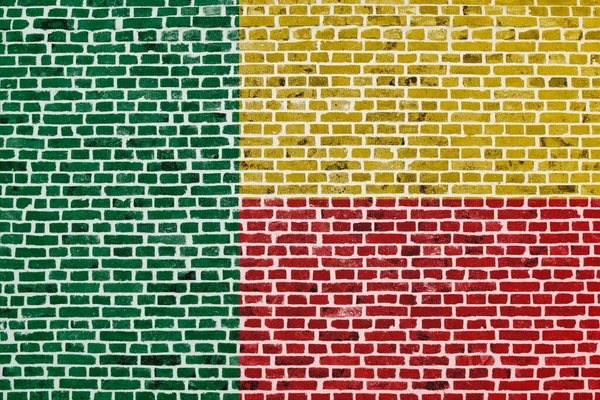 Close Een Bakstenen Muur Met Vlag Van Benin Erop Geschilderd — Stockfoto