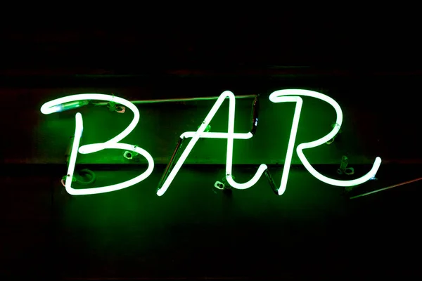 Close Uma Luz Néon Verde Moldada Palavra Bar — Fotografia de Stock