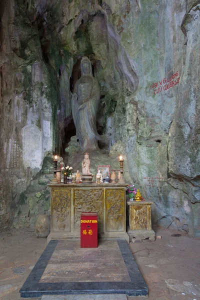 Pequeño Santuario Frente Una Estatua Guanyin Esculpida Directamente Piedra Mármol — Foto de Stock