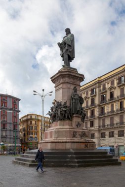 Napoli, İtalya - 19 Mart 2018: Napoli Centrale tren istasyonunun karşısındaki kasaba meydanında Giuseppe Garibaldi Anıtı.