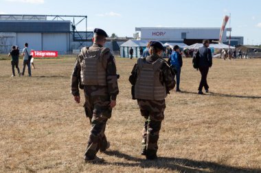 Morlaix, Fransa - 18 Eylül 2022: Breizh Hava Gösterisi sırasında Landivisiau donanma hava üssünde devriye gezen iki asker.