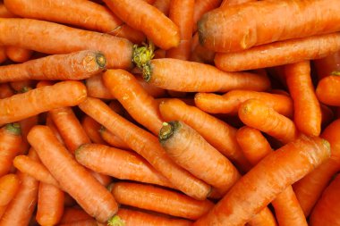 Marketteki havuç yığınına yakın çekim..