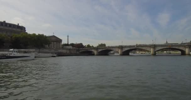 セーヌ川を航行するバトー ムーシュとパリのコンコルド橋への国民議会の通過 — ストック動画