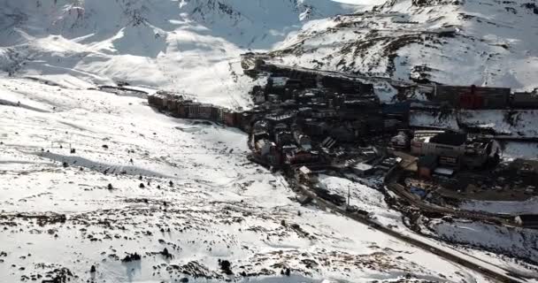 格兰德瓦拉白雪覆盖的高山和安道尔帕斯德拉卡萨滑雪胜地的空中景观 — 图库视频影像