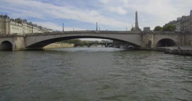 Bateau-mouche, Paris 'teki Pont de Sully' ye doğru Pont de la Tournelle ve Sainte Genevive heykelinin altından geçiyor..