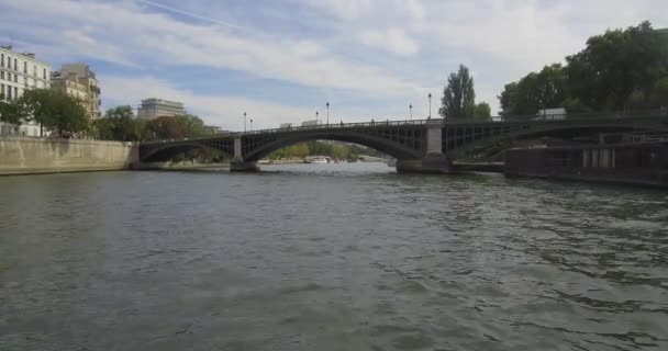 Bateau Mouche Naviguant Sur Seine Vers Pont Sully Paris — Video