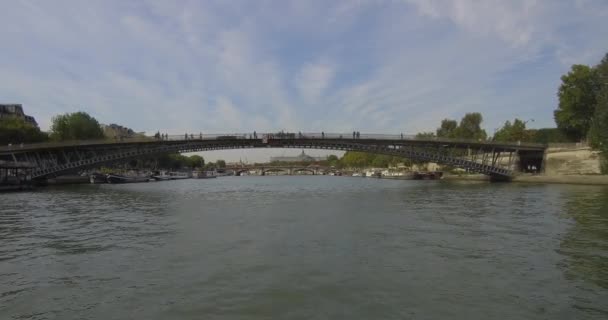 Bateau Mouche Navigue Sur Seine Passe Sous Passerelle Léopold Sedar — Video