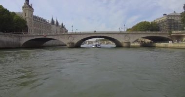 Bateau-Mouche Seine 'de yelken açıyor ve Paris' te Pont au Change 'in altından geçiyor..