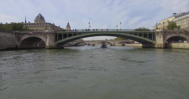 Bateau Mouche Navigue Sur Seine Passe Sous Pont Notre Dame — Video