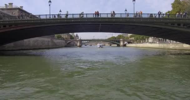 Bateau Mouche Navigue Sur Seine Passe Sous Pont Arcole Paris — Video