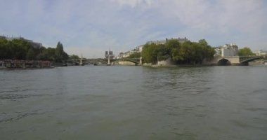 Paris 'teki Saint-Louis adasının her iki tarafından Pont de Sully' ye doğru Bateau-Mouche yelken açıyor..