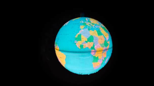 Globe Terrestre Éclairé Humide Balançant Bout Une Branche Nuit — Video
