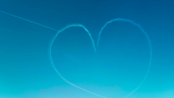 Uçak Reaktörlerinden Çıkan Dumanla Delik Deşik Edilmiş Bir Kalp Oluşturdu — Stok video