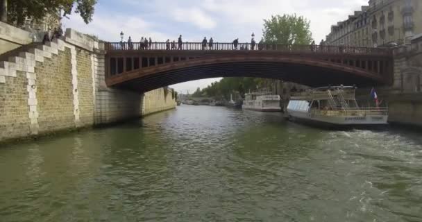 Bateau Mouche Sailing Seine Passing Pont Double Paris — Stockvideo