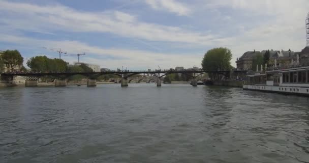 Bateau Mouche Sailing Seine Passing Pont Des Arts Paris — Stockvideo