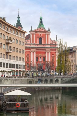 Ljubljana, Slovenya - 09 Nisan 2019: Fransisken Annunciation Kilisesi Preseren Meydanı 'nda bulunan bir Fransisken kilisesidir..