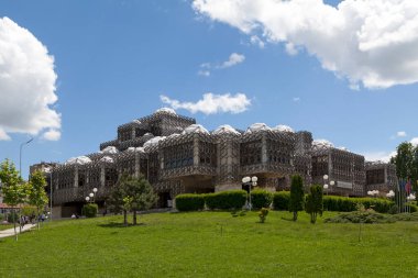 Priştine, Kosova - 22 Mayıs 2019: Kosova Ulusal Kütüphanesi Kosova 'nın en yüksek kütüphanesidir. Meclis tarafından kuruldu ve Priştine 'de bulunuyor..